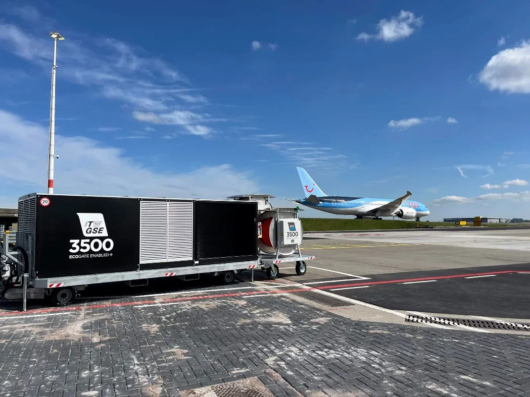 Ground Power Unit van Aviation GSE op het platform van een luchthaven