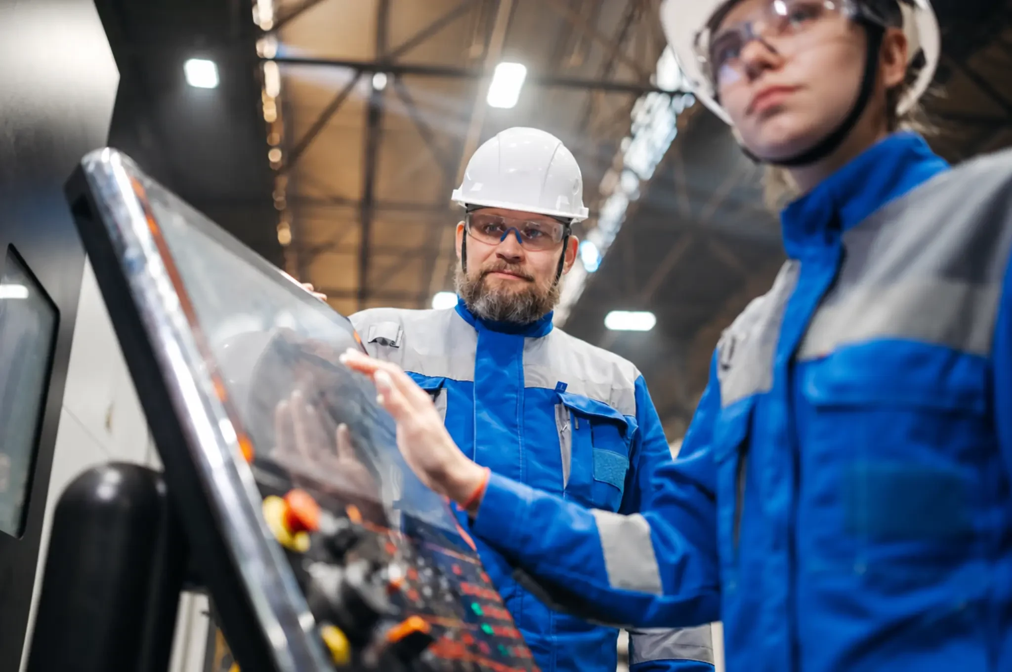 Monteurs werken met de digitale werkbon van Dynamics 365 Field Service