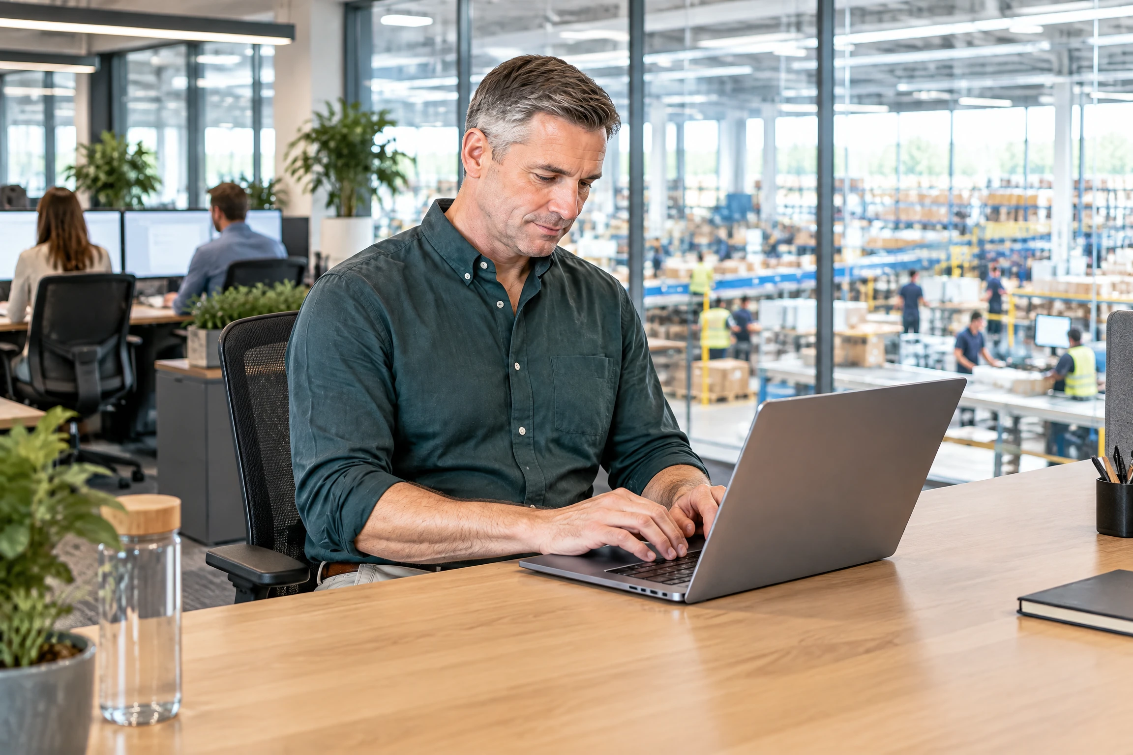 Winkelmanager verwerkt verkopen en betalingen op een naar hem gerichte laptop in het centrale kantoor
